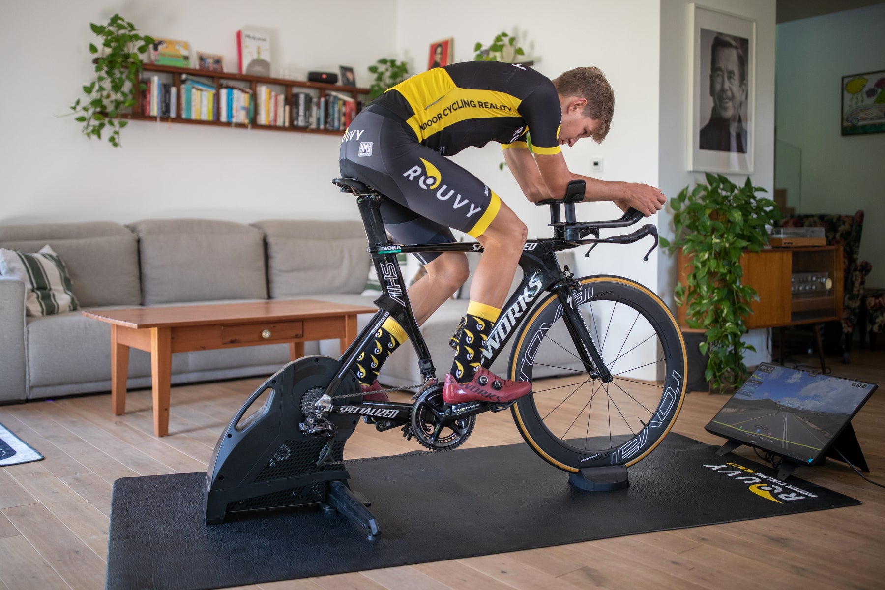 Ein Triathlet beim Inddor Radtraining