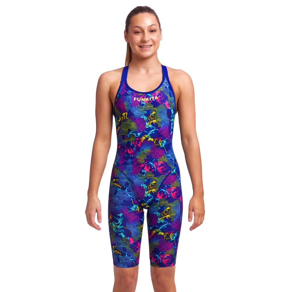 Tragebild Badeanzug mit Bein von vorne