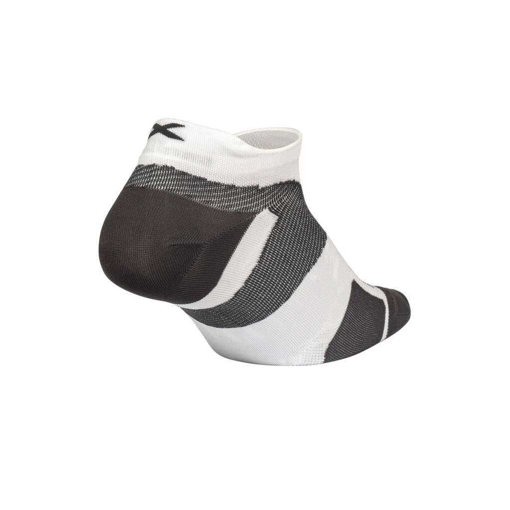 2XU Vectr Ultralight No Show Socken, weiß/grau