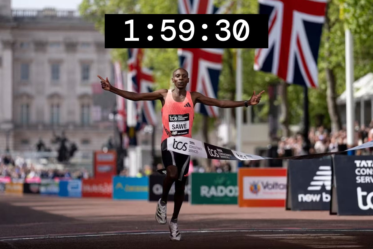 Sebastian Sawe durchläuft die Ziellinie des London Marathons 2026 mit neuem Weltrekord