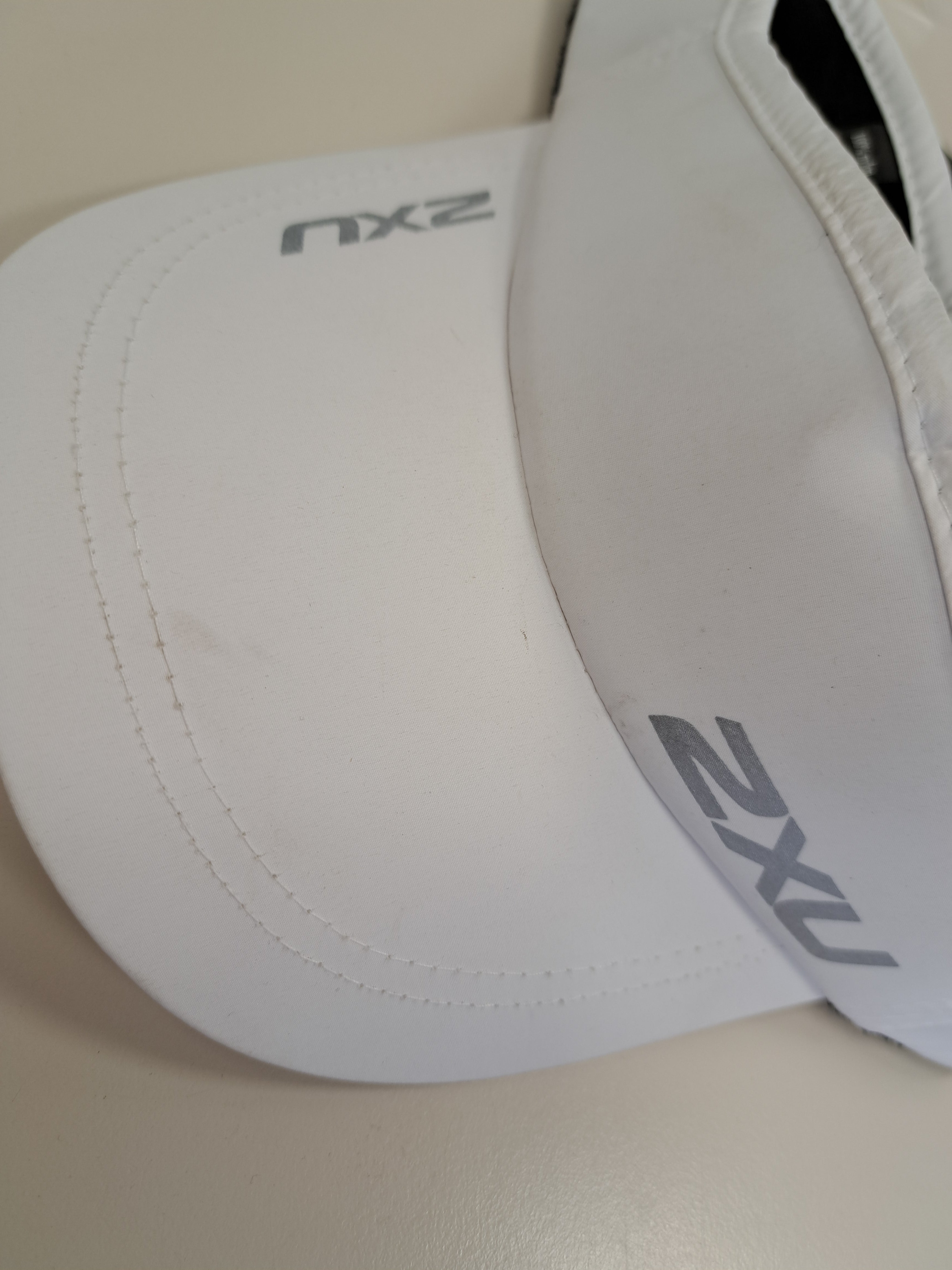 2XU Run Visor, Unisex, weiß, B-WARE, kein Umtausch