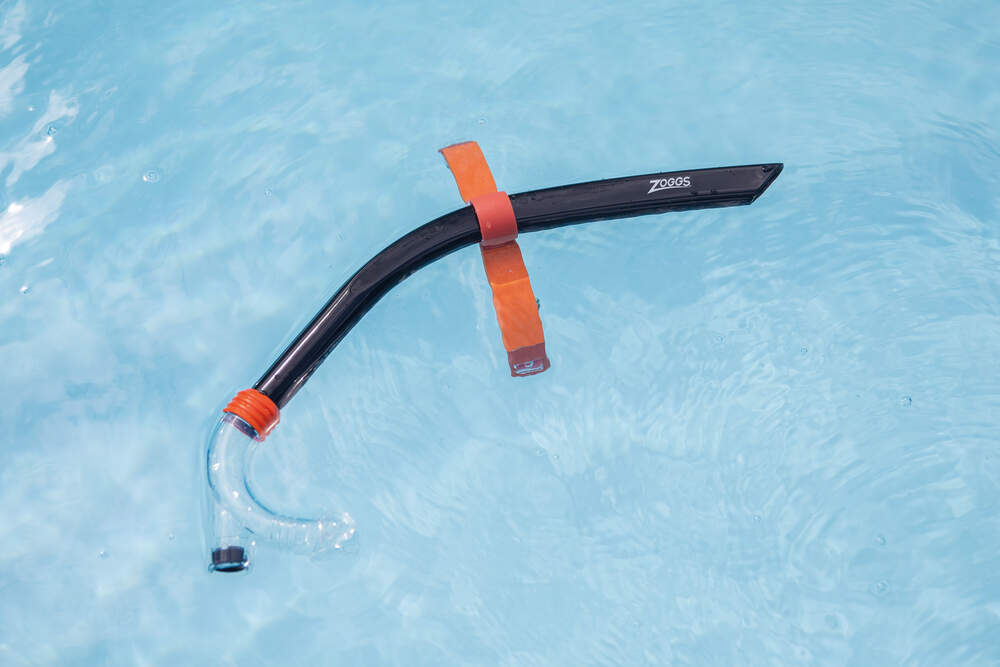 Detailbild Schnorchel schwimmt auf Wasser