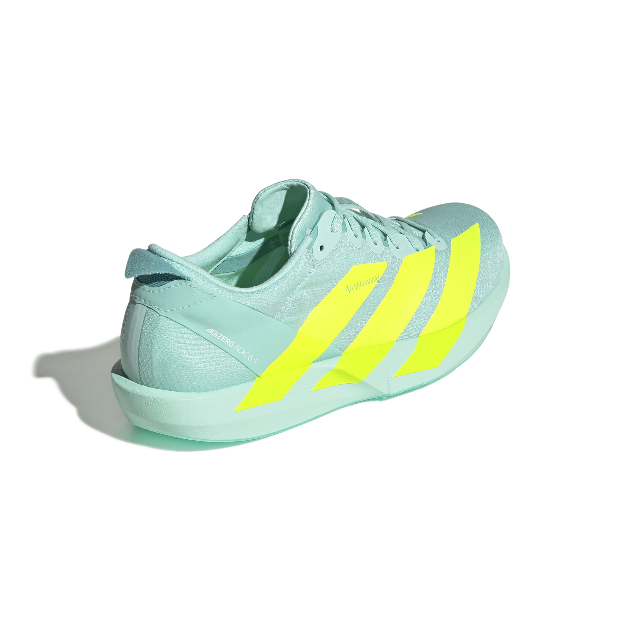 Schrägansicht rechter Schuh von hinten Außenseite