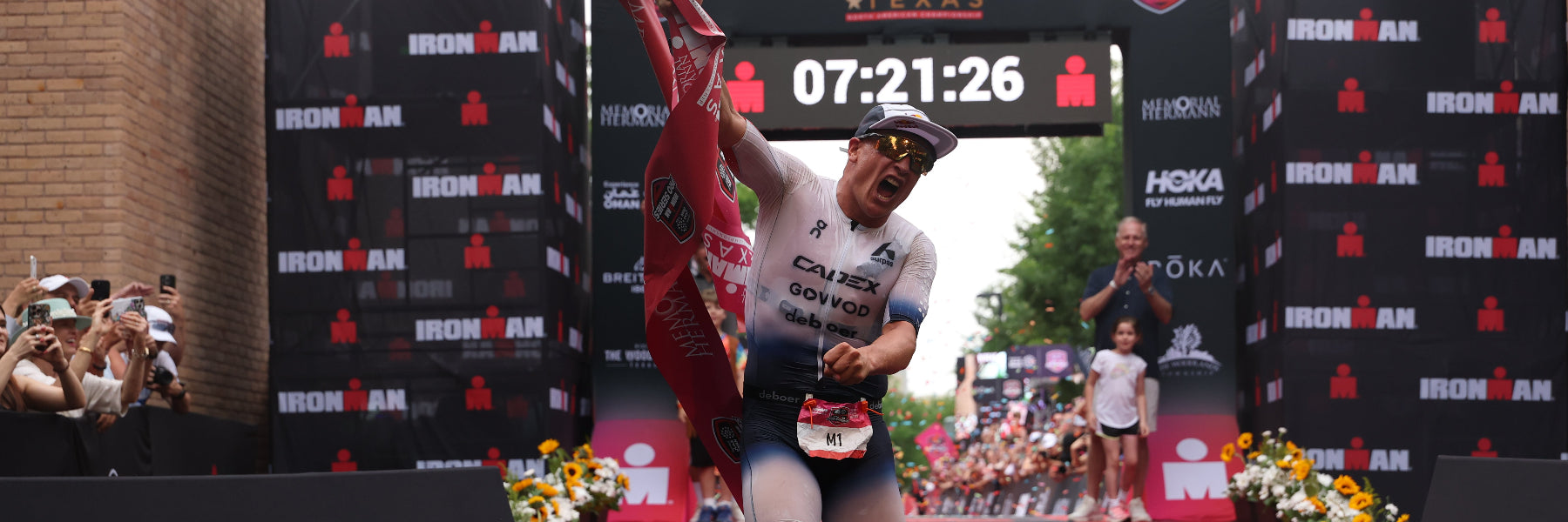 Kristian Blummenfelt jubelt im Ziel des Ironman Texas und reißt den rechten Arm nach oben