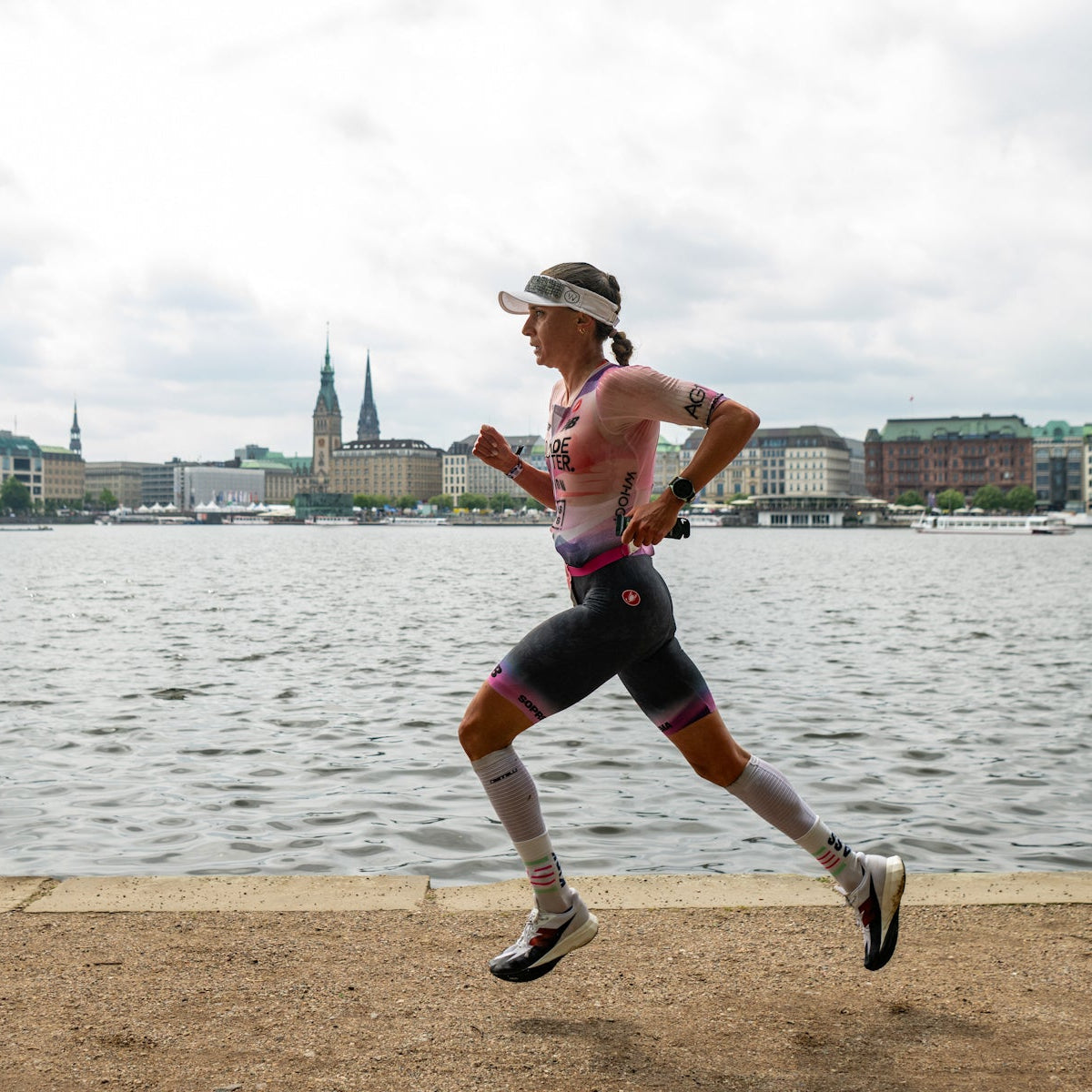 Laura Philipp beim Marathon vor der Kulisse der Hamburger Binnenalster